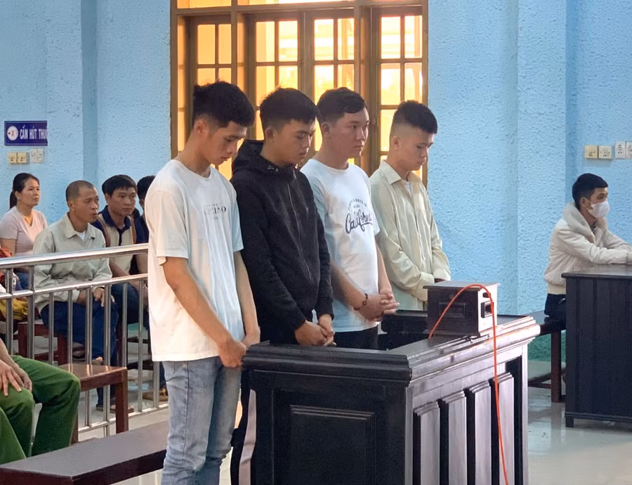 Các bị cáo Bảo, Lâm, Hùng và Vũ (từ phải qua) tại phiên tòa. Ảnh: R'Ô HOK