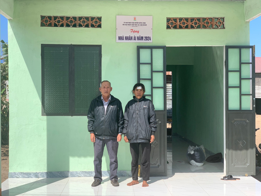 Bà Đinh Thị Angơp (bìa phải) phấn khởi vì có căn nhà mới. Ảnh: R.H Bà Đinh Thị Angơp (bìa phải) phấn khởi vì có căn nhà mới. Ảnh: R.H