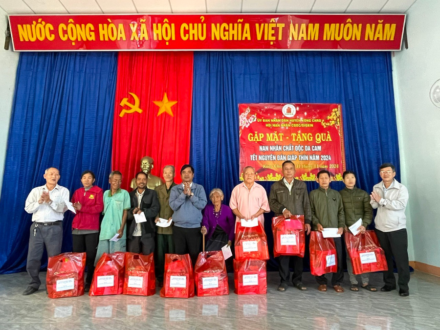 Huyện Kông Chro gặp mặt, tặng quà cho các nạn nhân chất độc da cam nhân dịp Tết Nguyên đán Giáp Thìn 2024.Ảnh: R.H Huyện Kông Chro gặp mặt, tặng quà cho các nạn nhân chất độc da cam nhân dịp Tết Nguyên đán Giáp Thìn 2024.Ảnh: R.H