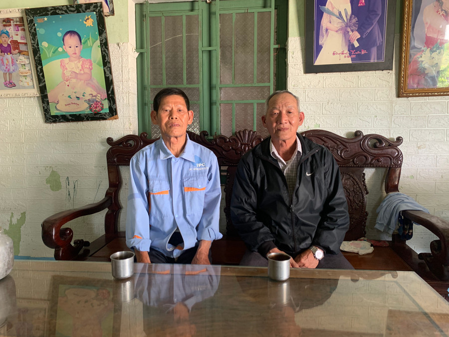 Ông Nguyễn Quang Điều (bìa trái) từng tham gia kháng chiến và bị phơi nhiễm chất độc da cam. Ảnh: R.H Ông Nguyễn Quang Điều (bìa trái) từng tham gia kháng chiến và bị phơi nhiễm chất độc da cam. Ảnh: R.H