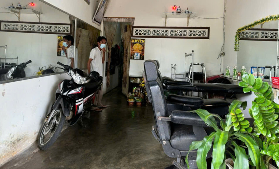 Tiệm cắt tóc tại phường Hoa Lư, TP. Pleiku nơi xảy ra vụ việc 1 phụ nữ tử vong. Ảnh: CTV Tiệm cắt tóc tại phường Hoa Lư, TP. Pleiku nơi xảy ra vụ việc 1 phụ nữ tử vong. Ảnh: CTV