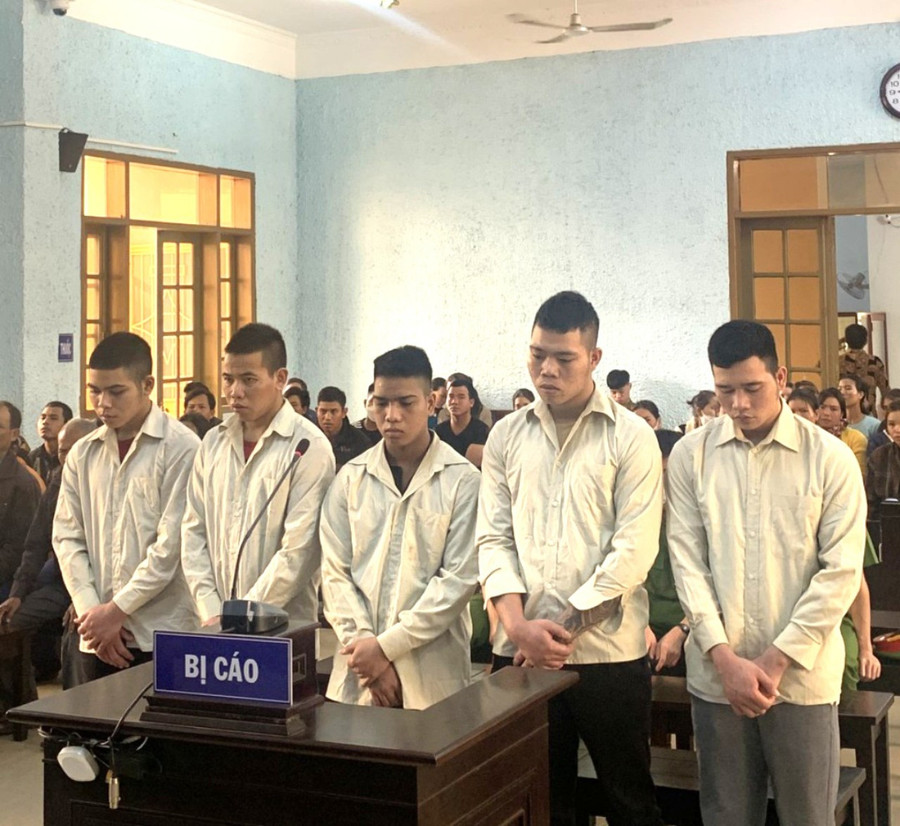 Các bị cáo Thêng, Byôn, Hiêk, Blưm, Tim (từ trái qua phải) tại phiên tòa. Ảnh: R'Ô HOK Các bị cáo Thêng, Byôn, Hiêk, Blưm, Tim (từ trái qua phải) tại phiên tòa. Ảnh: R'Ô HOK