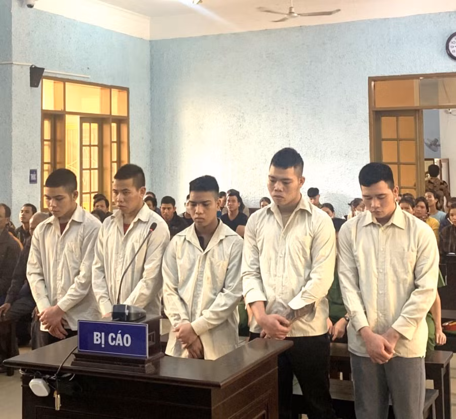 Các bị cáo Thêng, Byôn, Hiêk, Blưm, Tim (từ trái qua phải) tại phiên tòa. Ảnh: R'Ô HOK