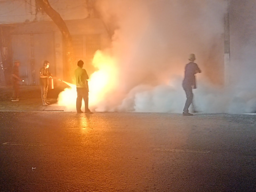 Tổ liên gia an toàn PCCC triển khai đội hình cứu người, cứu tài sản. Ảnh: R'Ô HOK