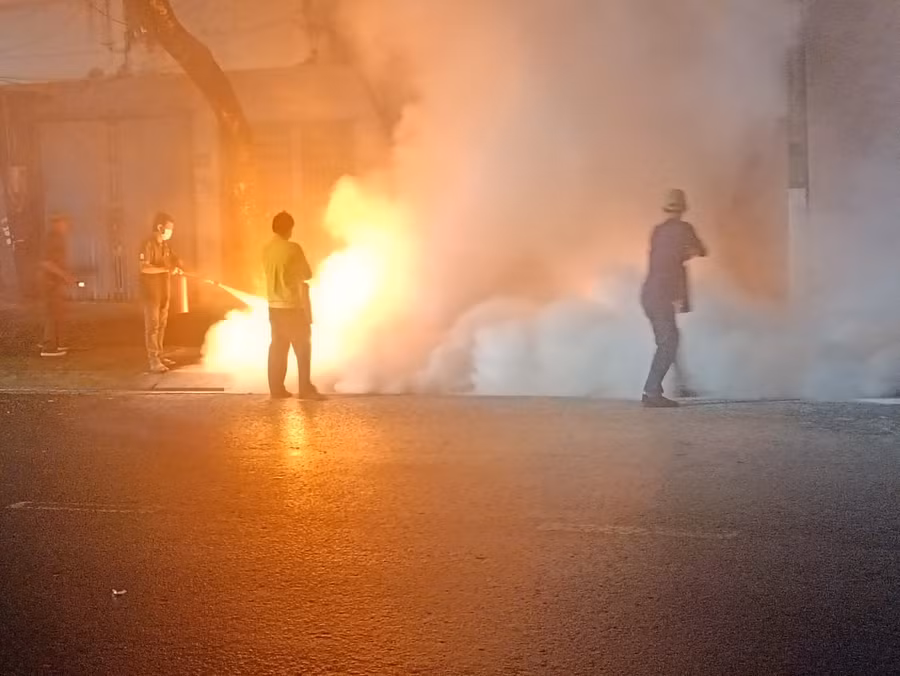 Tổ liên gia an toàn PCCC triển khai đội hình cứu người, cứu tài sản. Ảnh: R'Ô HOK