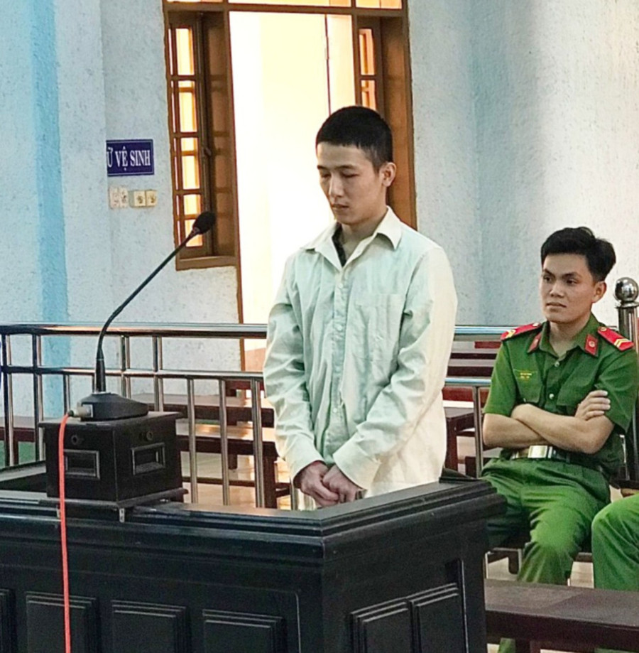 Bị cáo Lê Trung Hậu tại phiên toà. Ảnh: R'Ô HOK