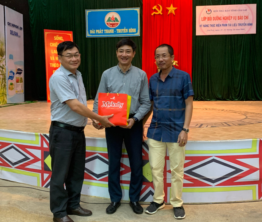 Lãnh đạo Hội Nhà Báo tỉnh Gia Lai tặng quà cho nhà báo Nguyễn Hồng Việt-Trưởng phòng nội dung Thể thao, Ban biên tập truyền hình Đa phương tiện-Đài Truyền hình Việt Nam (bìa giữa). Ảnh: R'Ô HOK