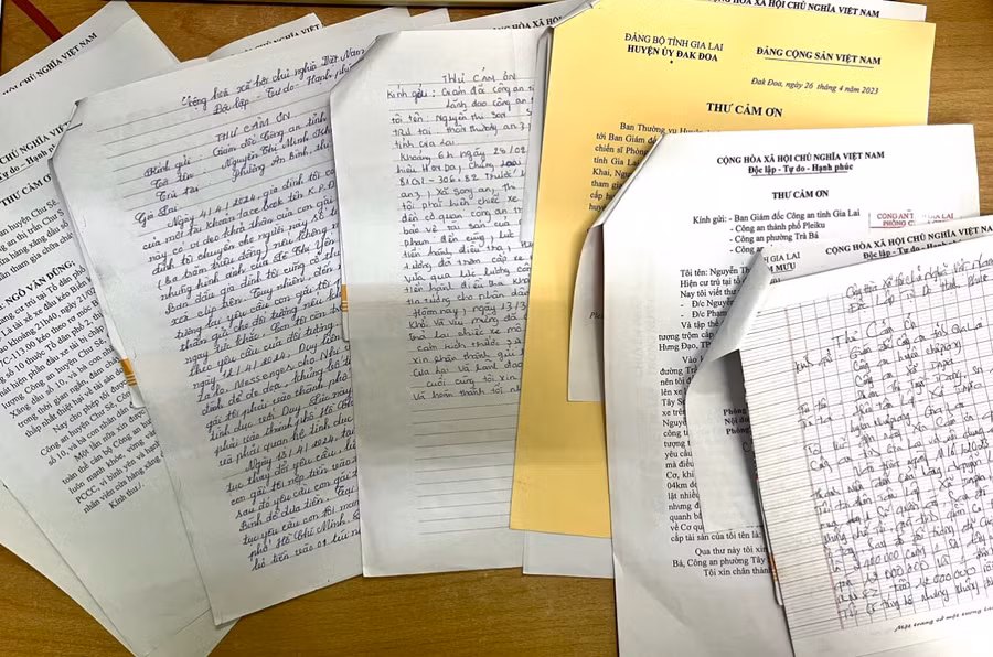 Từ năm 2023 đến nay, Công an tỉnh Gia Lai tiếp nhận 34 lá thư cảm ơn của người dân, cơ quan, đơn vị.Ảnh: R.H
