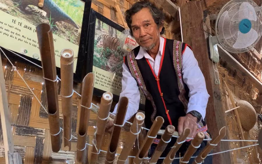 Già làng Hyêk diễn tấu đàn tơ rưng trong nhà rông của làng.Ảnh: R.H Già làng Hyêk diễn tấu đàn tơ rưng trong nhà rông của làng.Ảnh: R.H