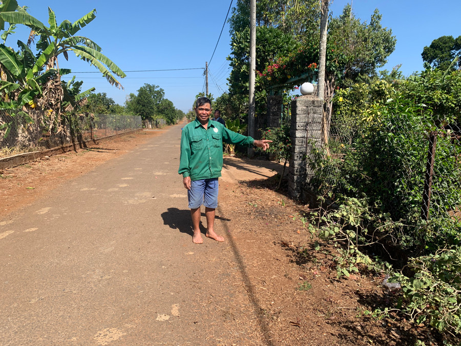 Ông Ksor Huin đã phá bỏ hàng rào, hiến hơn 200 m2 đất để mở rộng đường giao thông.Ảnh: R.H Ông Ksor Huin đã phá bỏ hàng rào, hiến hơn 200 m2 đất để mở rộng đường giao thông.Ảnh: R.H