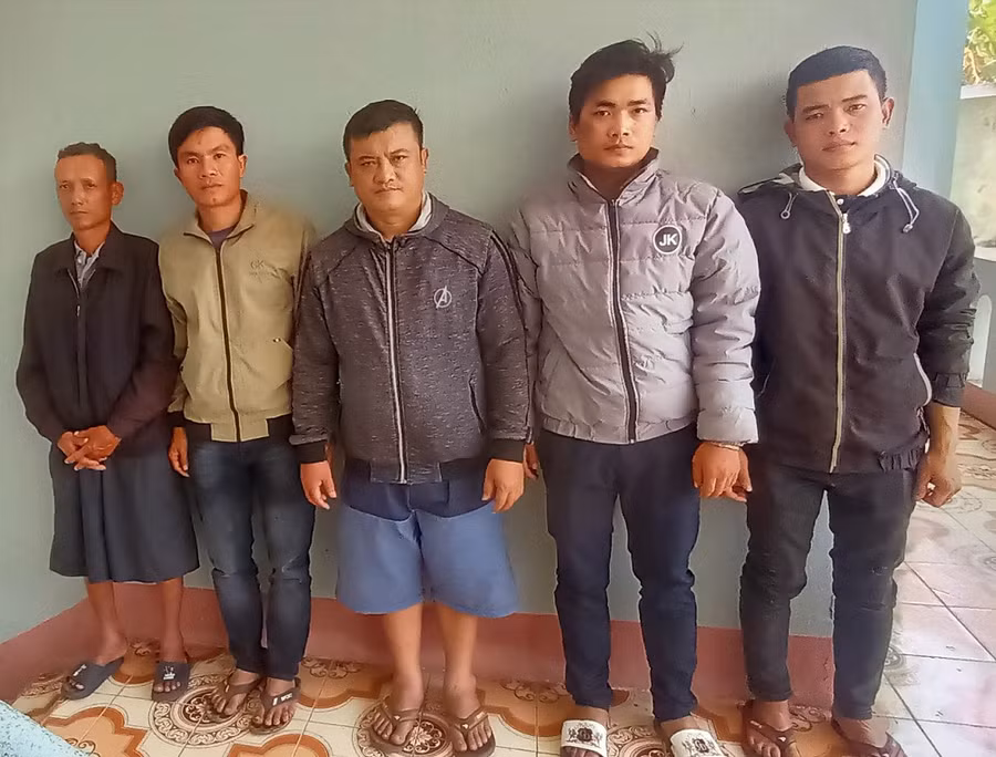 5 đối tượng đánh bạc: Tâm, Dũng, Kỳ, Thắng và Nghĩa (theo thứ tự từ trái qua). Ảnh: Công an thị xã An Khê