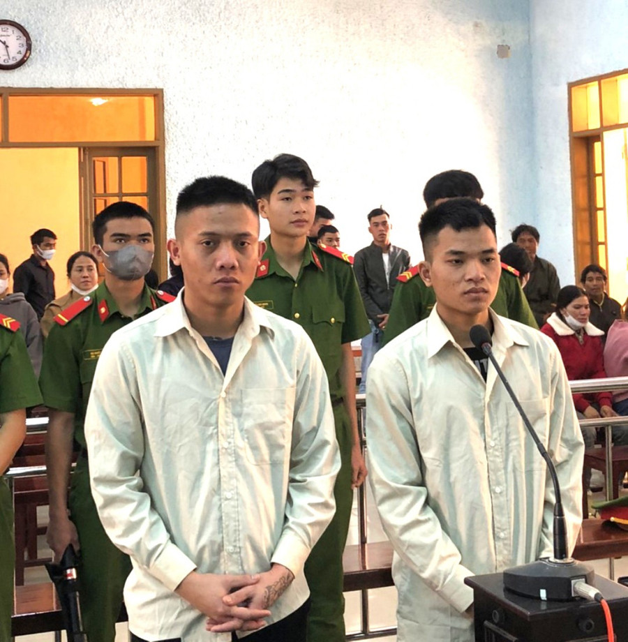 Puih Thiệp (bìa trái) và Ksor Yiêp tại phiên tòa. Ảnh: R'Ô HOK