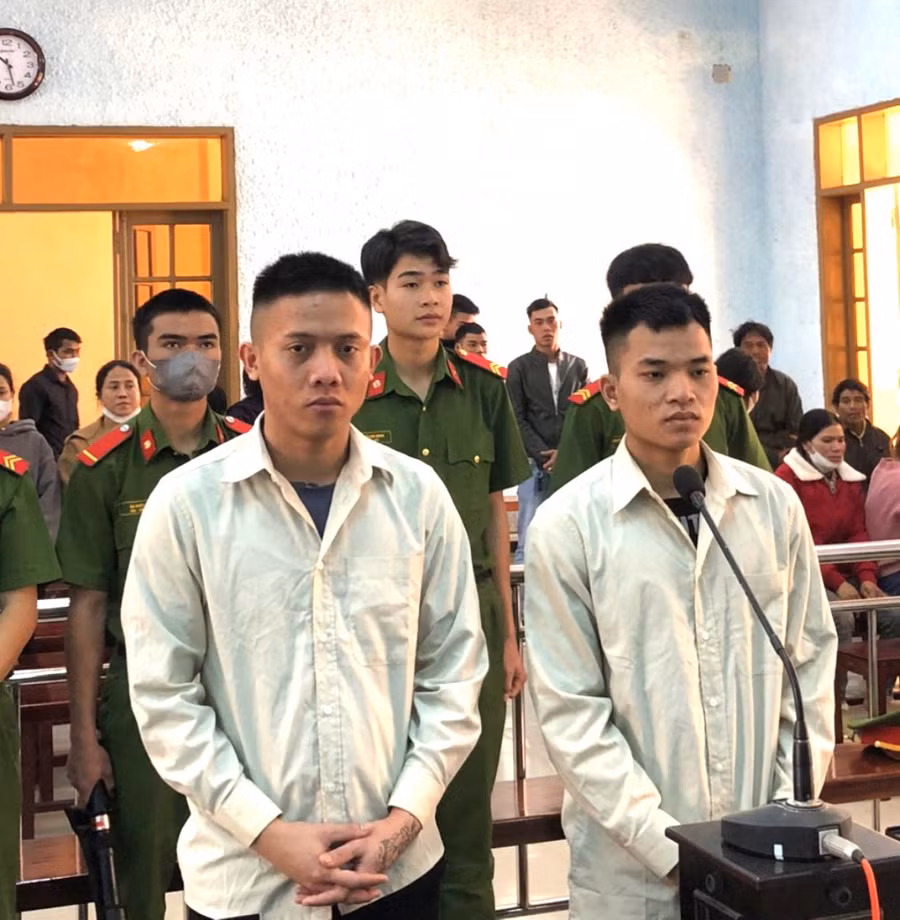 Puih Thiệp (bìa trái) và Ksor Yiêp tại phiên tòa. Ảnh: R'Ô HOK