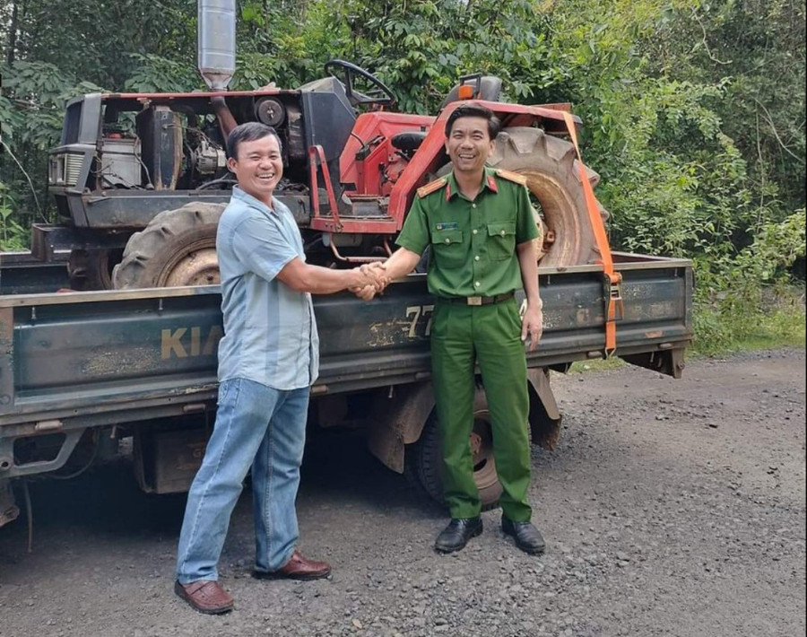 Công an huyện Mang Yang trao trả lại tài sản cho chủ sở hữu. Ảnh: người dân cung cấp Công an huyện Mang Yang trao trả lại tài sản cho chủ sở hữu. Ảnh: người dân cung cấp