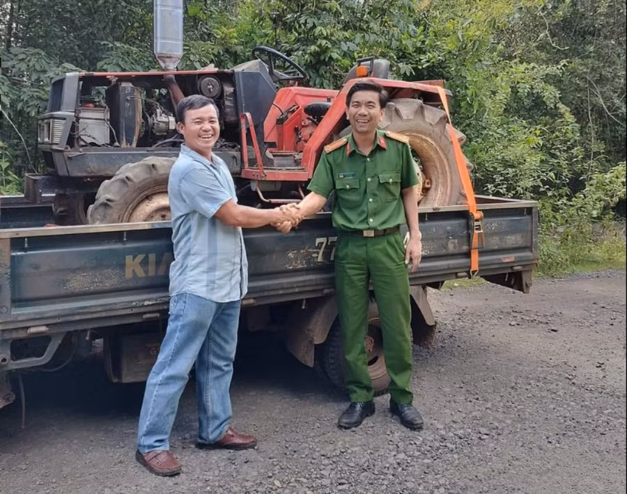 Công an huyện Mang Yang trao trả lại tài sản cho chủ sở hữu. Ảnh: người dân cung cấp