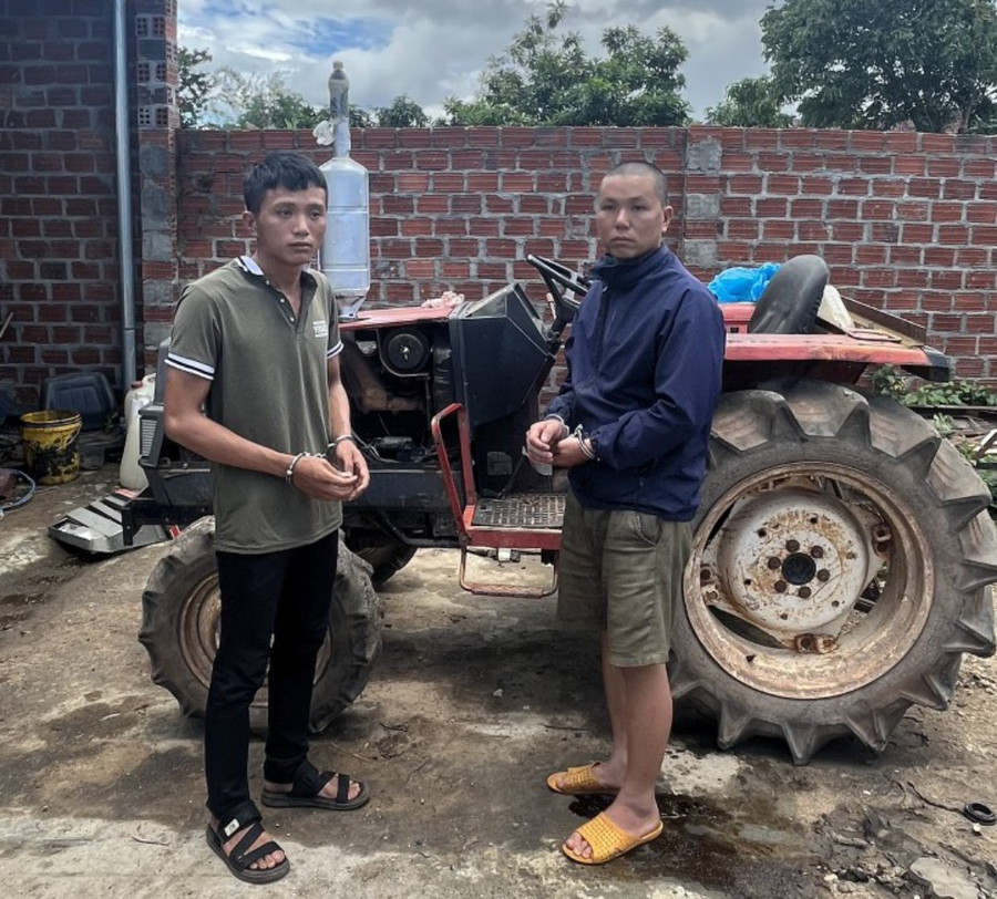 Đối tượng Phạm Công Tiến (bìa trái) và Phạm Công Khanh cùng tang vật. Ảnh: Công an huyện Mang Yang Đối tượng Phạm Công Tiến (bìa trái) và Phạm Công Khanh cùng tang vật. Ảnh: Công an huyện Mang Yang