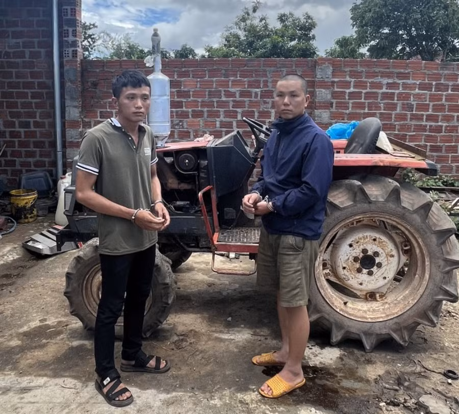 Đối tượng Phạm Công Tiến (bìa trái) và Phạm Công Khanh cùng tang vật. Ảnh: Công an huyện Mang Yang