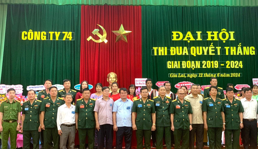 Các đại biểu chụp hình lưu niệm Đại hội thi đua quyết thắng giai đoạn 2019-2024 của Công ty 74. Ảnh: R.H Các đại biểu chụp hình lưu niệm Đại hội thi đua quyết thắng giai đoạn 2019-2024 của Công ty 74. Ảnh: R.H