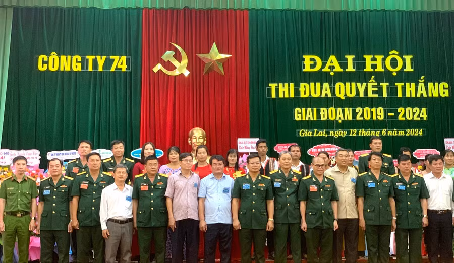 Các đại biểu chụp hình lưu niệm Đại hội thi đua quyết thắng giai đoạn 2019-2024 của Công ty 74. Ảnh: R.H