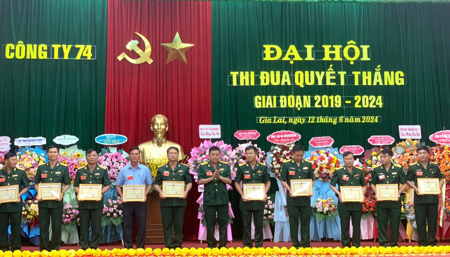 Công ty 74 khen thưởng các tập thể có thành tích xuất sắc trong phong trào thi đua quyết thắng giai đoạn 2019-2024. Ảnh: R.H Công ty 74 khen thưởng các tập thể có thành tích xuất sắc trong phong trào thi đua quyết thắng giai đoạn 2019-2024. Ảnh: R.H