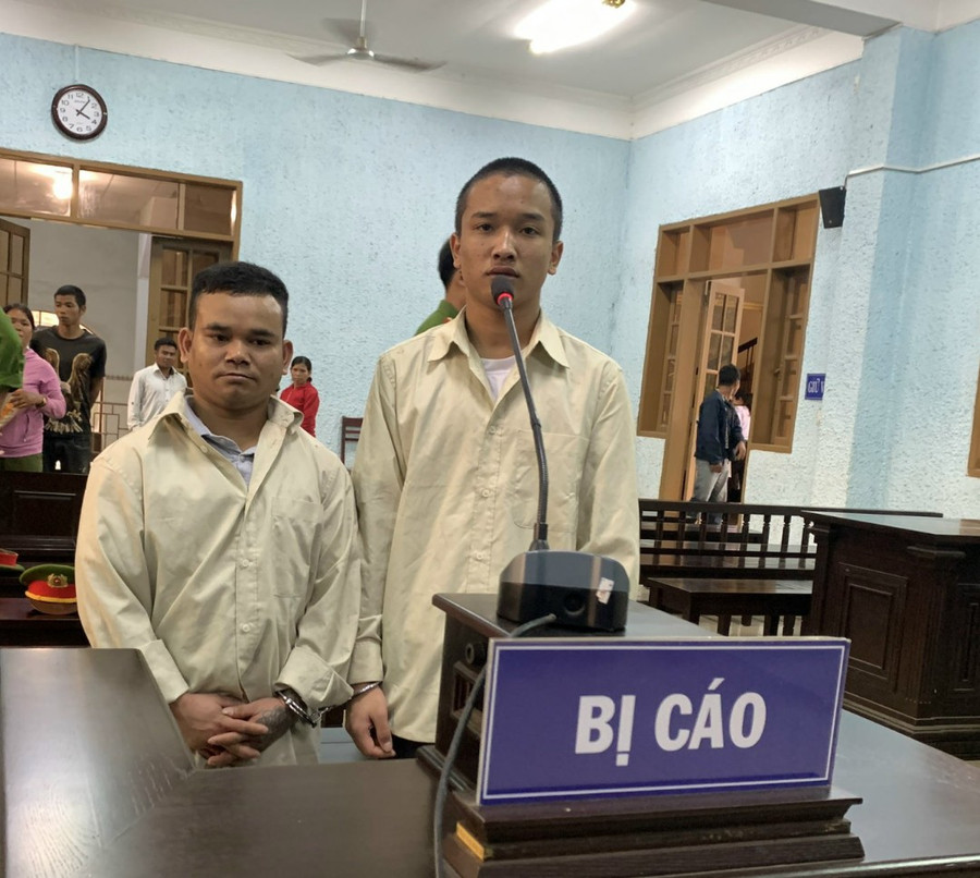 Bị cáo Kpuih Hloan (bìa phải) và Rơ Lan Hlă tại phiên tòa. Ảnh: R.H