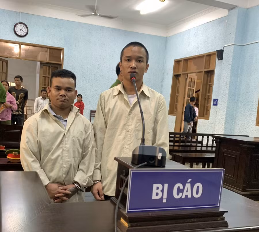 Bị cáo Kpuih Hloan (bìa phải) và Rơ Lan Hlă tại phiên tòa. Ảnh: R.H