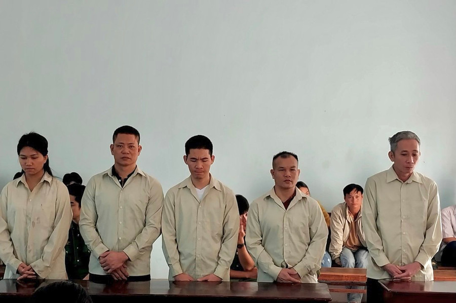 Các đối tượng H'Bẽo, Trung, Ngọc, Pháp, Vũ (từ trái qua). Ảnh: T.S Các đối tượng H'Bẽo, Trung, Ngọc, Pháp, Vũ (từ trái qua). Ảnh: T.S