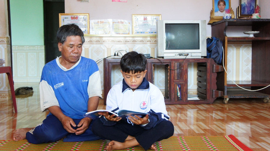 Tuy mồ côi cha mẹ nhưng em Puih Hà Lương đã vượt qua khó khăn, vượt lên học giỏi.Ảnh: R.H Tuy mồ côi cha mẹ nhưng em Puih Hà Lương đã vượt qua khó khăn, vượt lên học giỏi.Ảnh: R.H