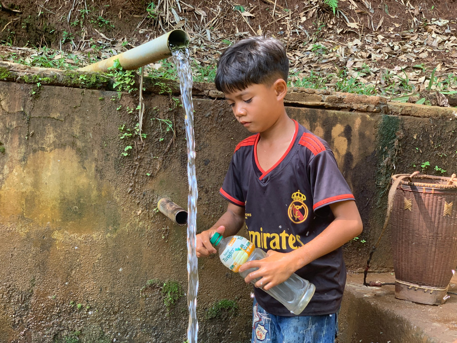 Ngoài thời gian học tập trên lớp, khi về nhà Lương thường xuyên phụ giúp ông bà đi lấy nước sinh hoạt. Ảnh: R.H Ngoài thời gian học tập trên lớp, khi về nhà Lương thường xuyên phụ giúp ông bà đi lấy nước sinh hoạt. Ảnh: R.H