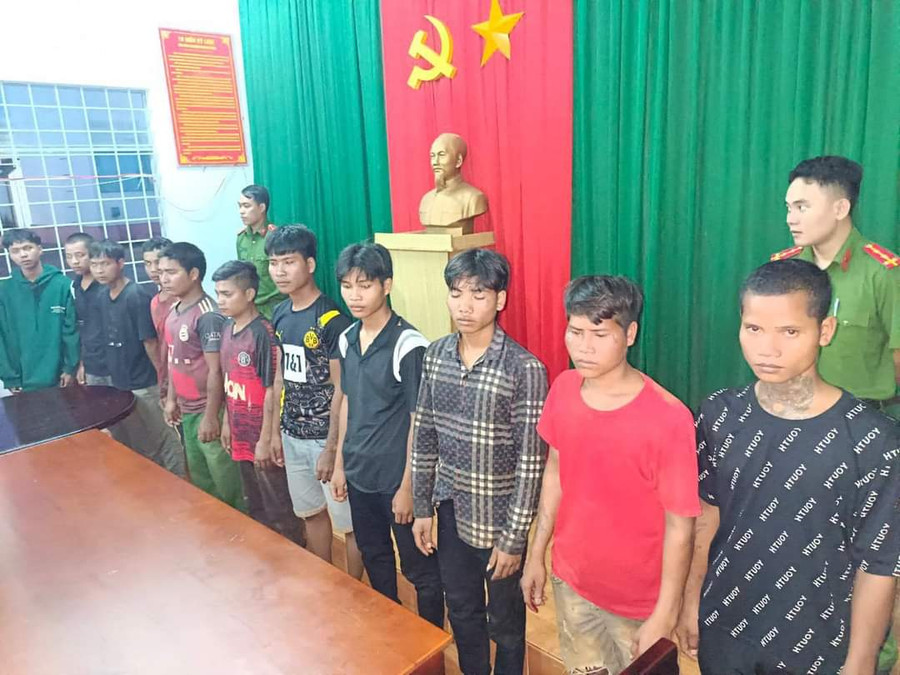 Các đối tượng tại cơ quan Công an. Ảnh: Công an huyện Đức Cơ Các đối tượng tại cơ quan Công an. Ảnh: Công an huyện Đức Cơ