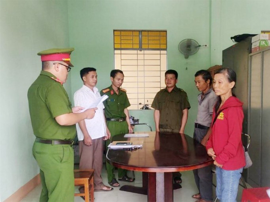 Cơ quan Cảnh sát Điều tra Công an huyện Kbang thi hành lệnh bắt tạm giam Triệu Văn Thu (thứ 2 bên phải) về hành vi sản xuất trái phép chất ma túy. Ảnh: Công an Kbang Cơ quan Cảnh sát Điều tra Công an huyện Kbang thi hành lệnh bắt tạm giam Triệu Văn Thu (thứ 2 bên phải) về hành vi sản xuất trái phép chất ma túy. Ảnh: Công an Kbang