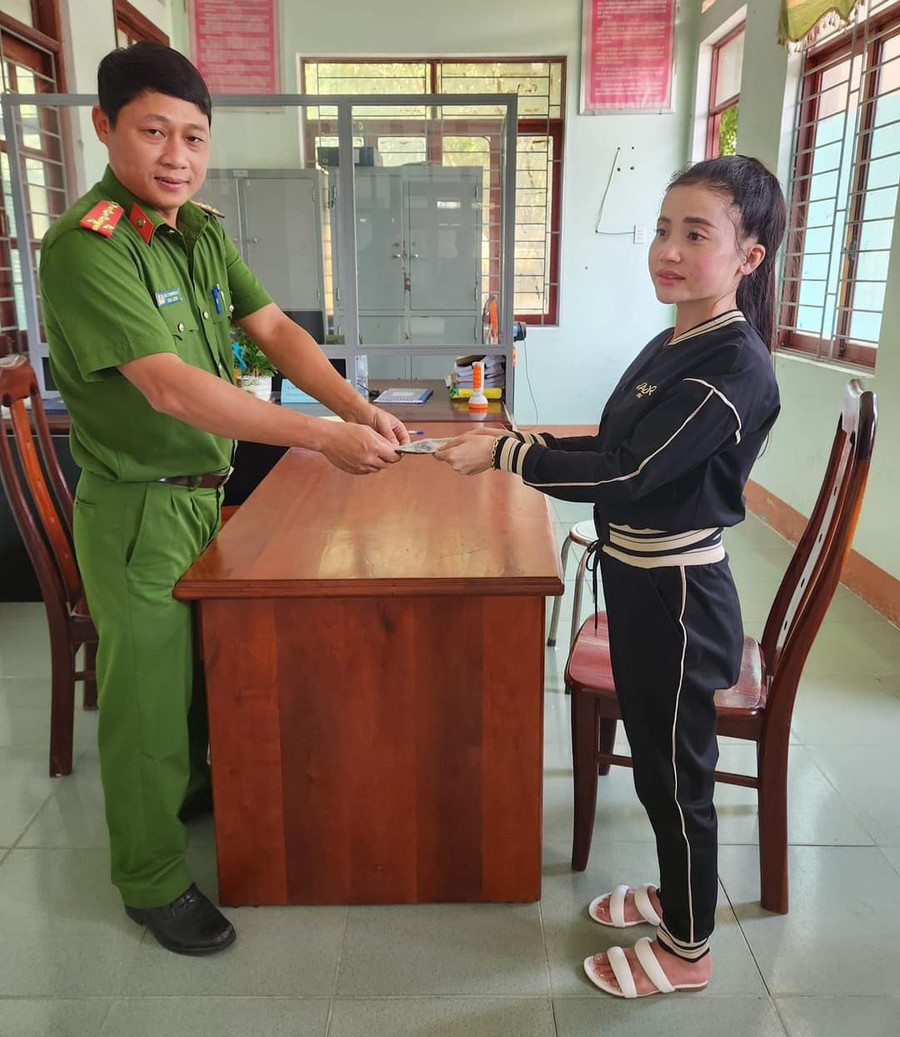 Công an phường Sông Bờ trao trả lại số tiền 7 triệu đồng cho chị Lê Thị Vi. Ảnh: Công an cung cấp Công an phường Sông Bờ trao trả lại số tiền 7 triệu đồng cho chị Lê Thị Vi. Ảnh: Công an cung cấp