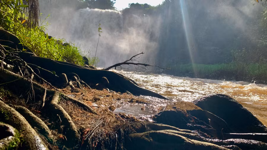 Ở dưới chân thác là dòng suối nhỏ mát lành chảy xuống vùng hạ lưu. Ở dưới chân thác là dòng suối nhỏ mát lành chảy xuống vùng hạ lưu.