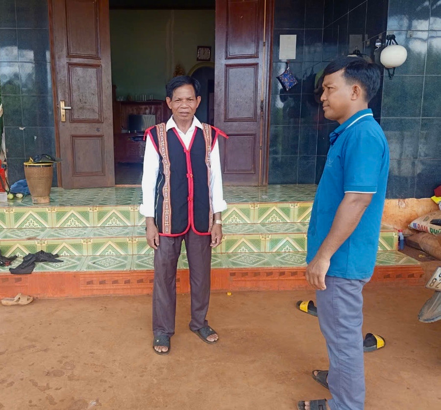 Ông Rơ Mah Chiêu (bìa trái) thường xuyên tiếp xúc, gặp gỡ để nắm bắt tình hình, tâm tư nguyện vọng của người dân trong làng. Ảnh: R.H