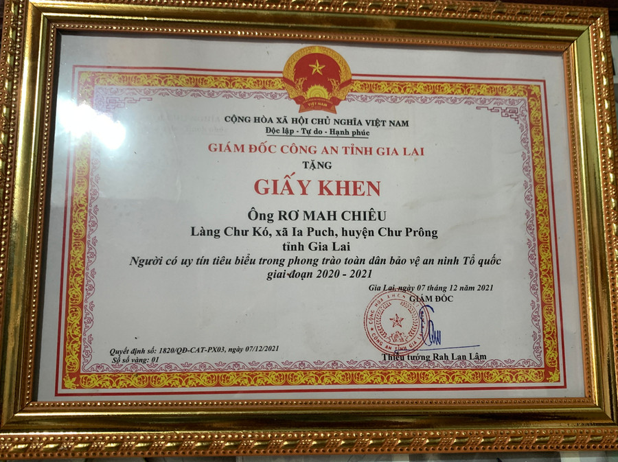 Năm 2021, ông Rơ Mah Chiêu được Giám đốc Công an tỉnh Gia Lai tặng giấy khen người có uy tín tiêu biểu trong phong trào toàn dân bảo vệ an ninh Tổ quốc giai đoạn 2020-2021. Ảnh: R.H