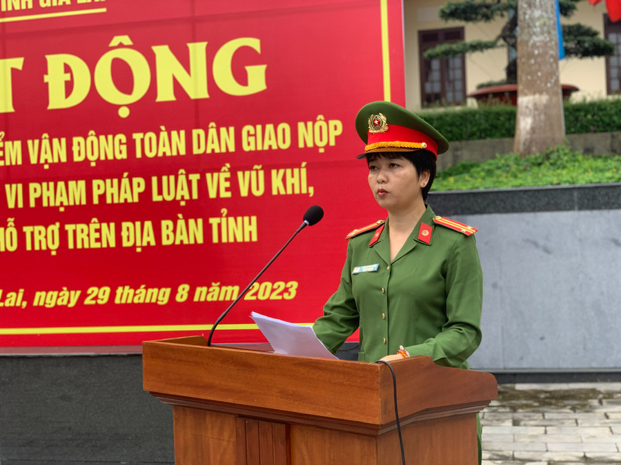 Trung tá Ksor H’Bờ Khắp-Phó Giám đốc Công an tỉnh phát biểu tại buổi lễ phát động. Ảnh: R'Ô HOK Trung tá Ksor H’Bờ Khắp-Phó Giám đốc Công an tỉnh phát biểu tại buổi lễ phát động. Ảnh: R'Ô HOK