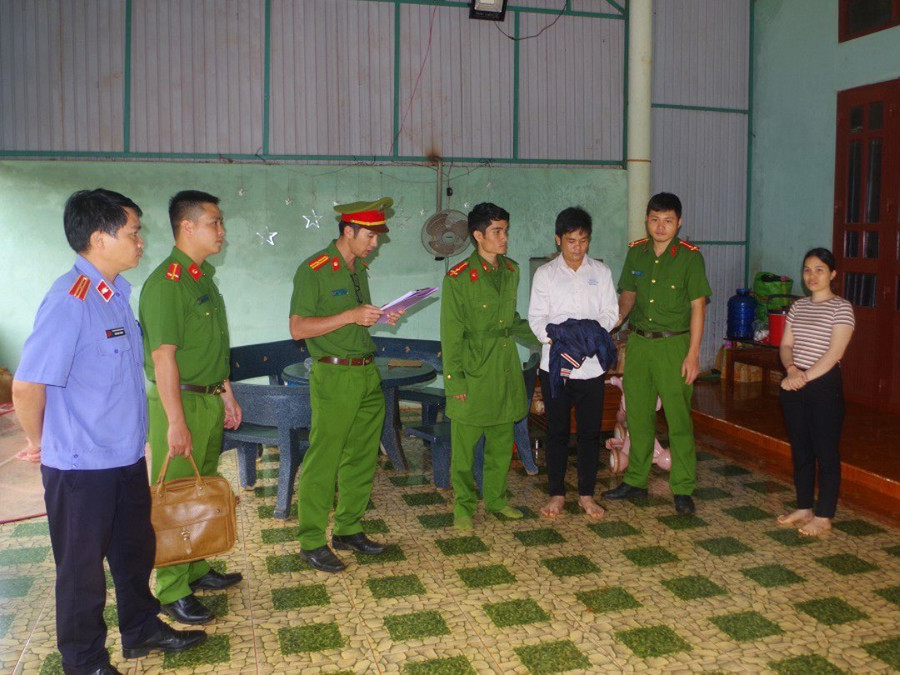 Cơ quan chức năng thi hành lệnh bắt bị can để tạm giam đối với Hoàng Quốc Thắng (áo trắng). Ảnh: Công an huyện Đức Cơ