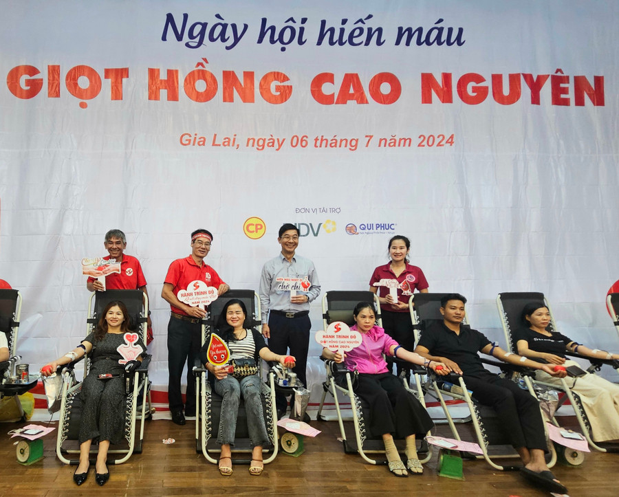 Từ sáng sớm, nhiều người dân, cán bộ, công chức, viên chức đã có mặt tại Nhà Thiếu nhi TP. Pleiku để hiến máu. Ảnh: Ngọc Duy Từ sáng sớm, nhiều người dân, cán bộ, công chức, viên chức đã có mặt tại Nhà Thiếu nhi TP. Pleiku để hiến máu. Ảnh: Ngọc Duy