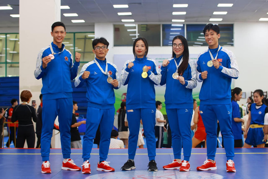 Chưng (thứ 2 từ trái sang) cùng tấm HCB tại Giải Vô địch Wushu TP. Hồ Chí Minh năm 2024. Ảnh: NVCC Chưng (thứ 2 từ trái sang) cùng tấm HCB tại Giải Vô địch Wushu TP. Hồ Chí Minh năm 2024. Ảnh: NVCC