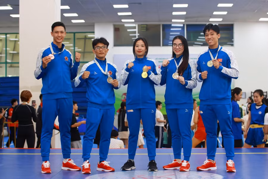 Chưng (thứ 2 từ trái sang) cùng tấm HCB tại Giải Vô địch Wushu TP. Hồ Chí Minh năm 2024. Ảnh: NVCC