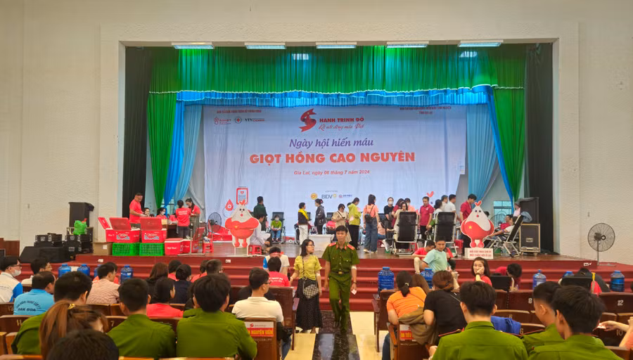 Toàn cảnh ngày hội hiến máu "Giọt hồng cao nguyên" lần thứ XI tại tỉnh Gia Lai. Ảnh: Ngọc Duy