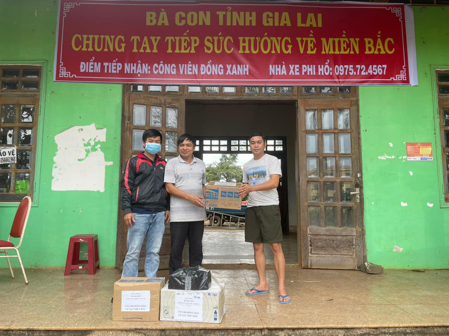 Người dân đến điểm tiếp nhận tại Công viên Đồng Xanh để gửi hàng hóa, vật dụng ủng hộ đồng bào vùng lũ. Ảnh: Hoàng Hoài Người dân đến điểm tiếp nhận tại Công viên Đồng Xanh để gửi hàng hóa, vật dụng ủng hộ đồng bào vùng lũ. Ảnh: Hoàng Hoài