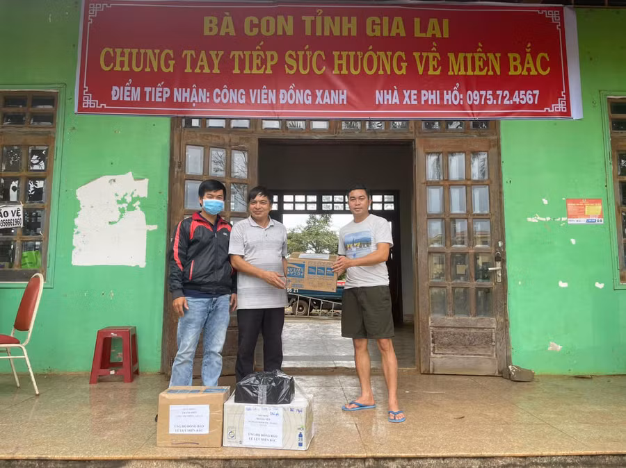 Người dân đến điểm tiếp nhận tại Công viên Đồng Xanh để gửi hàng hóa, vật dụng ủng hộ đồng bào vùng lũ. Ảnh: Hoàng Hoài