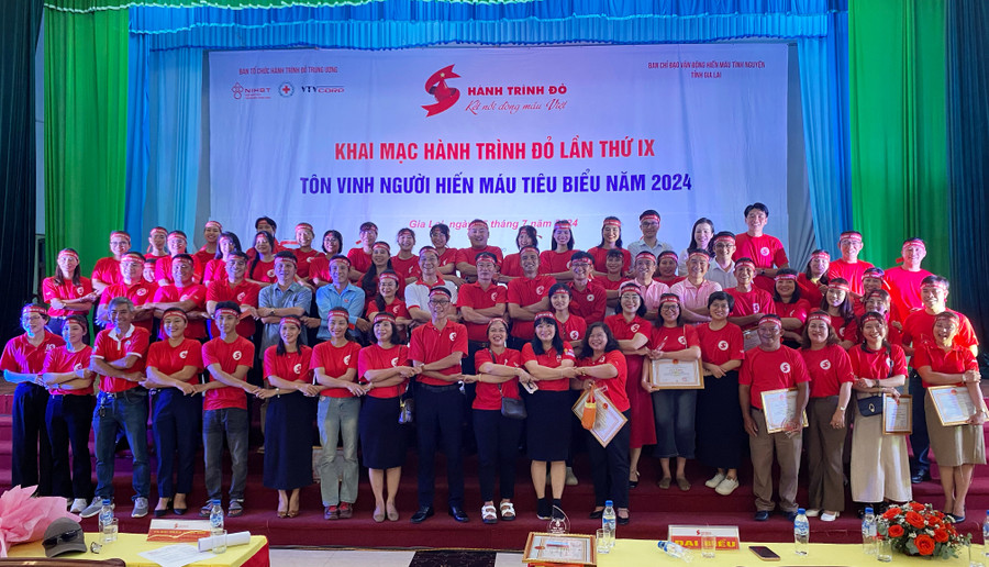 Quang cảnh buổi khai mạc Ngày hội hiến máu "Giọt hồng cao nguyên". Đây là lần thứ 9 chương trình Hành trình Đỏ được tổ chức ở tỉnh Gia Lai. Ảnh: Lạc Hà Quang cảnh buổi khai mạc Ngày hội hiến máu "Giọt hồng cao nguyên". Đây là lần thứ 9 chương trình Hành trình Đỏ được tổ chức ở tỉnh Gia Lai. Ảnh: Lạc Hà