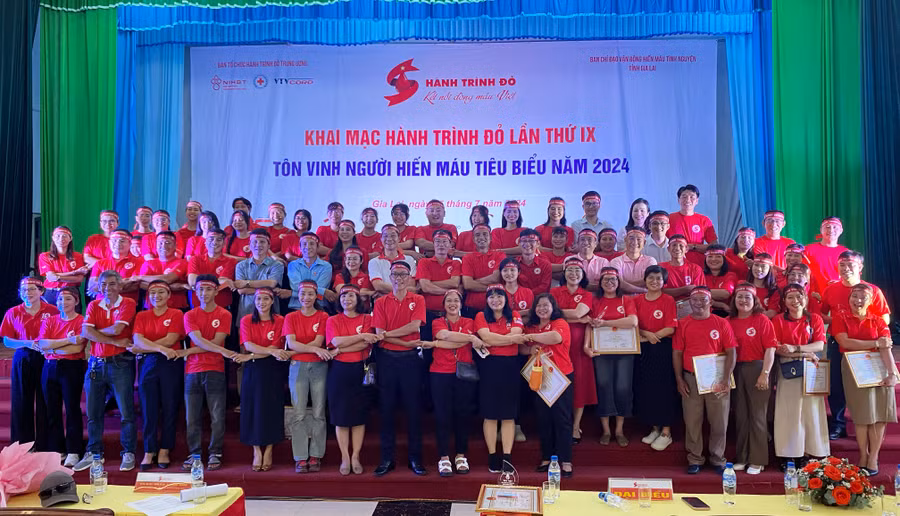 Quang cảnh buổi khai mạc Ngày hội hiến máu "Giọt hồng cao nguyên". Đây là lần thứ 9 chương trình Hành trình Đỏ được tổ chức ở tỉnh Gia Lai. Ảnh: Lạc Hà