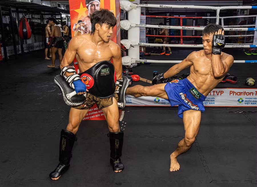 Rơ Mah Chưng (bên phải) tập luyện cùng người thầy Nguyễn Trần Duy Nhất. Ảnh: NVCC