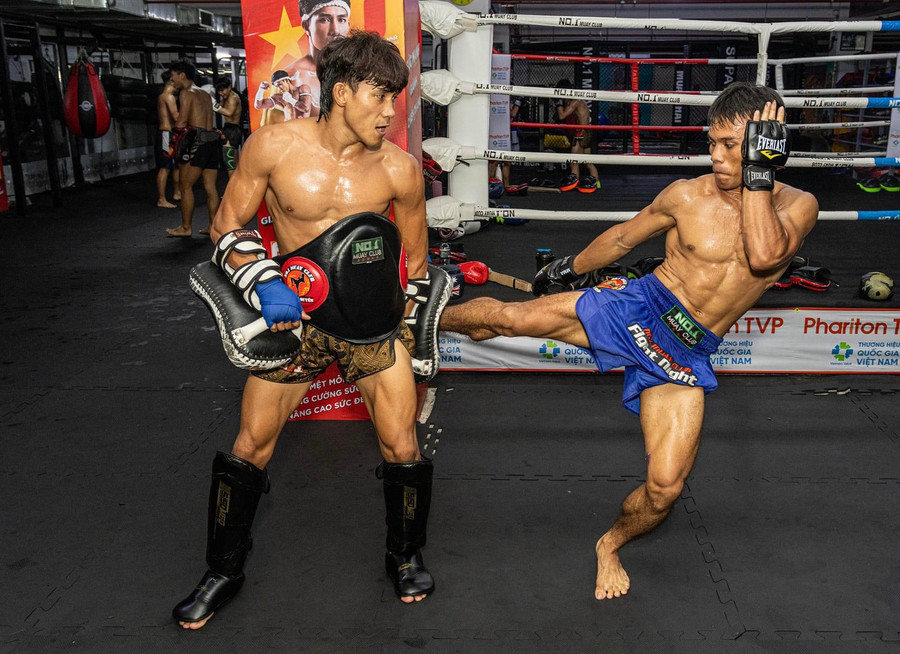 Rơ Mah Chưng (bên phải) tập luyện cùng người thầy Nguyễn Trần Duy Nhất. Ảnh: NVCC Rơ Mah Chưng (bên phải) tập luyện cùng người thầy Nguyễn Trần Duy Nhất. Ảnh: NVCC