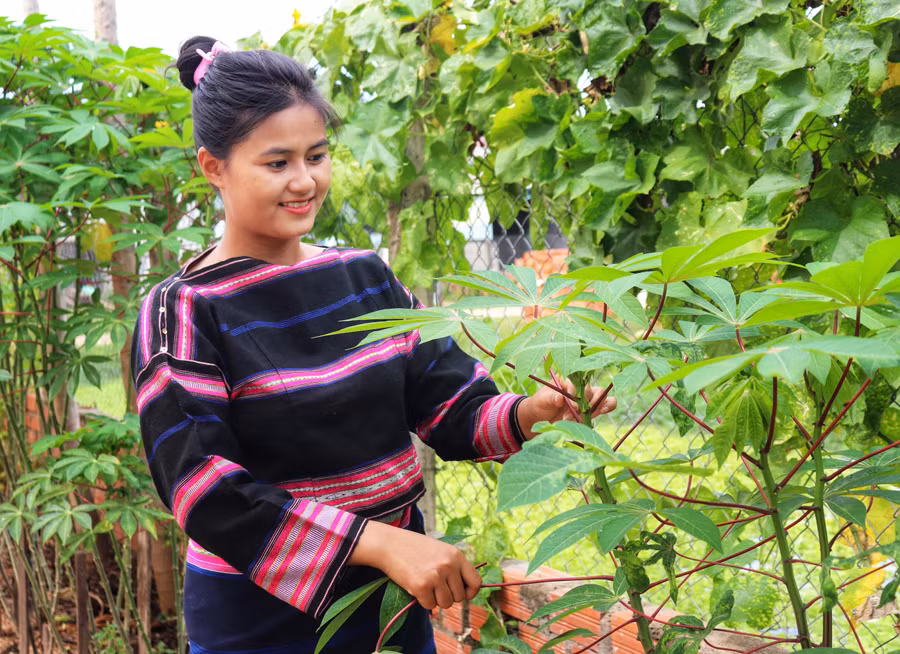 Không chỉ là đoàn viên năng nổ trong các phong trào văn hoá, văn nghệ của thôn, xã, H'Lưng còn là một người mẹ, người vợ đảm đang. Ảnh: Lạc Hà Không chỉ là đoàn viên năng nổ trong các phong trào văn hoá, văn nghệ của thôn, xã, H'Lưng còn là một người mẹ, người vợ đảm đang. Ảnh: Lạc Hà
