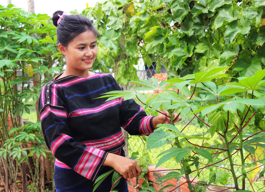 Không chỉ là đoàn viên năng nổ trong các phong trào văn hoá, văn nghệ của thôn, xã, H'Lưng còn là một người mẹ, người vợ đảm đang. Ảnh: Lạc Hà Không chỉ là đoàn viên năng nổ trong các phong trào văn hoá, văn nghệ của thôn, xã, H'Lưng còn là một người mẹ, người vợ đảm đang. Ảnh: Lạc Hà
