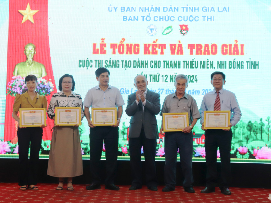 PGS.TS Nguyễn Danh-Chủ tịch Liên hiệp các Hội Khoa học và Kỹ thuật tỉnh tặng giấy khen cho các tập thể, các nhân có sự đóng góp tích cực trong công tác tổ chức Cuộc thi Sáng tạo thanh thiếu niên, nhi đồng tỉnh Gia Lai lần thứ 12 năm 2024. Ảnh: Lạc Hà PGS.TS Nguyễn Danh-Chủ tịch Liên hiệp các Hội Khoa học và Kỹ thuật tỉnh tặng giấy khen cho các tập thể, các nhân có sự đóng góp tích cực trong công tác tổ chức Cuộc thi Sáng tạo thanh thiếu niên, nhi đồng tỉnh Gia Lai lần thứ 12 năm 2024. Ảnh: Lạc Hà